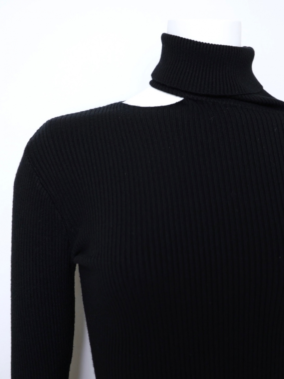 サイドオープンカットニットBLACK スタイリングイメージ5