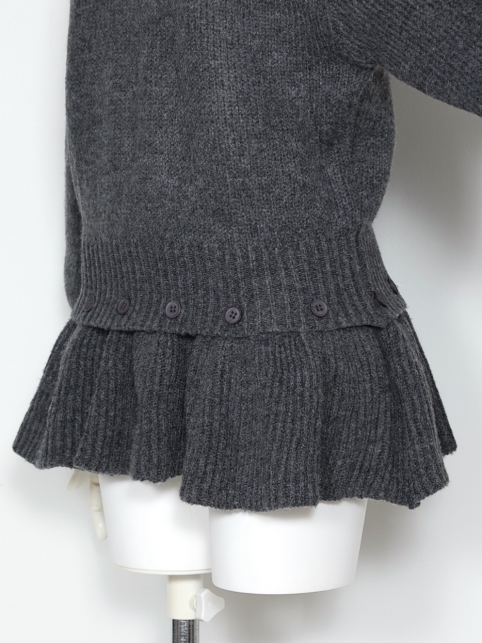 2WAYミッシェルフリルニットGRAY スタイリングイメージ6