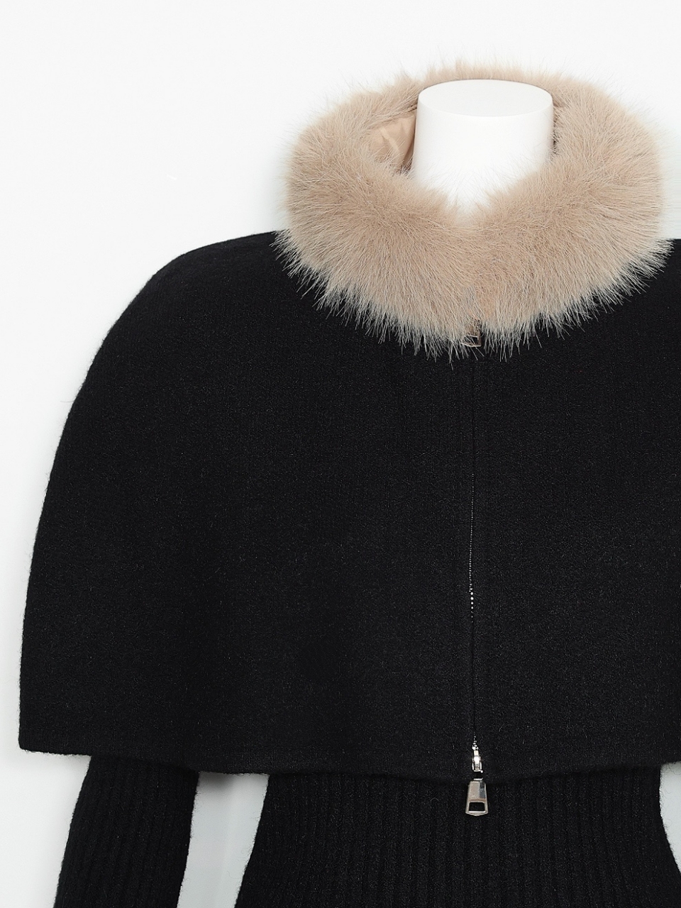 2WAYファーケープニットセットアップBLACK スタイリングイメージ6