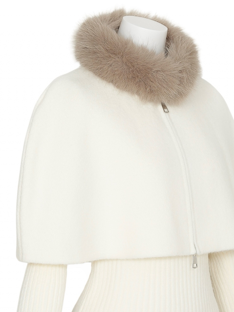 3WAYファーケープニットセットアップIVORY スタイリングイメージ7