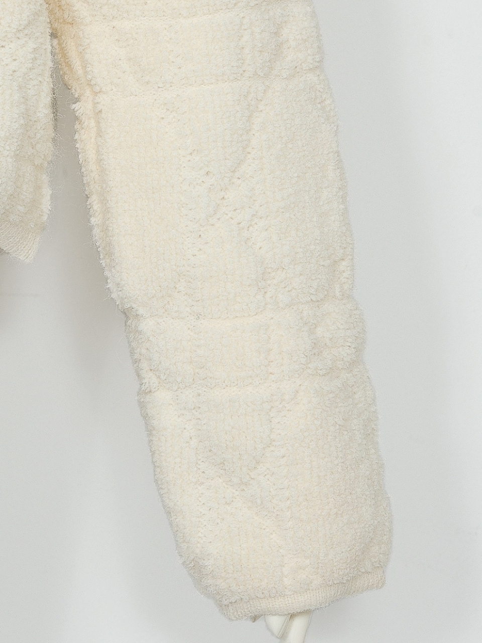 カナージュステッチファーフードニットアウターIVORY スタイリングイメージ8