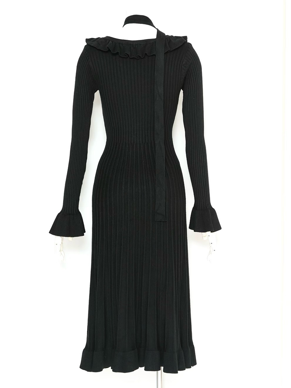 ジュエルリボンフリルワンピースBLACK スタイリングイメージ3