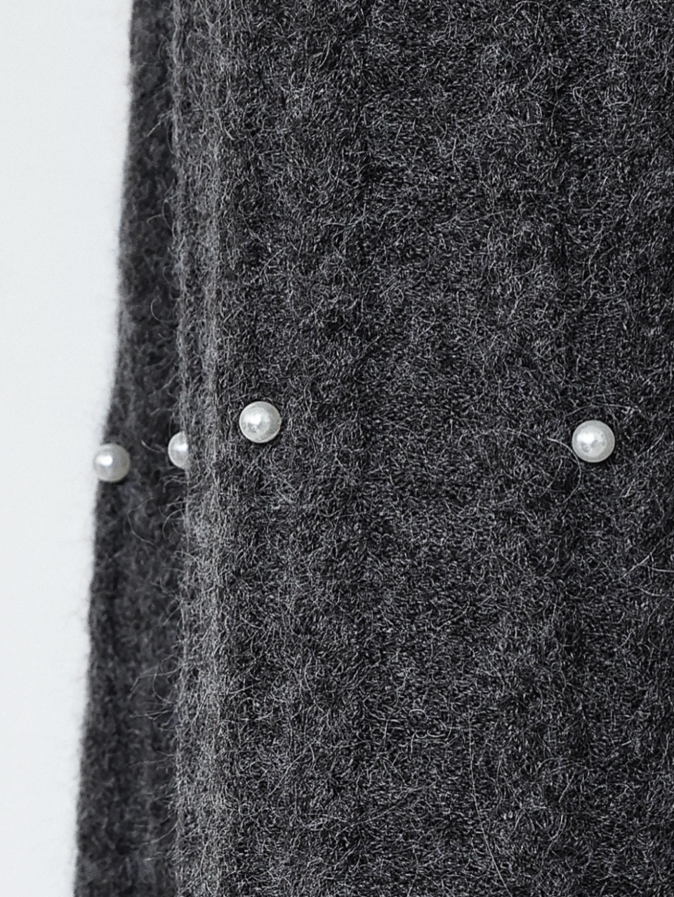 パールケーブルロングニットワンピースGRAY スタイリングイメージ5