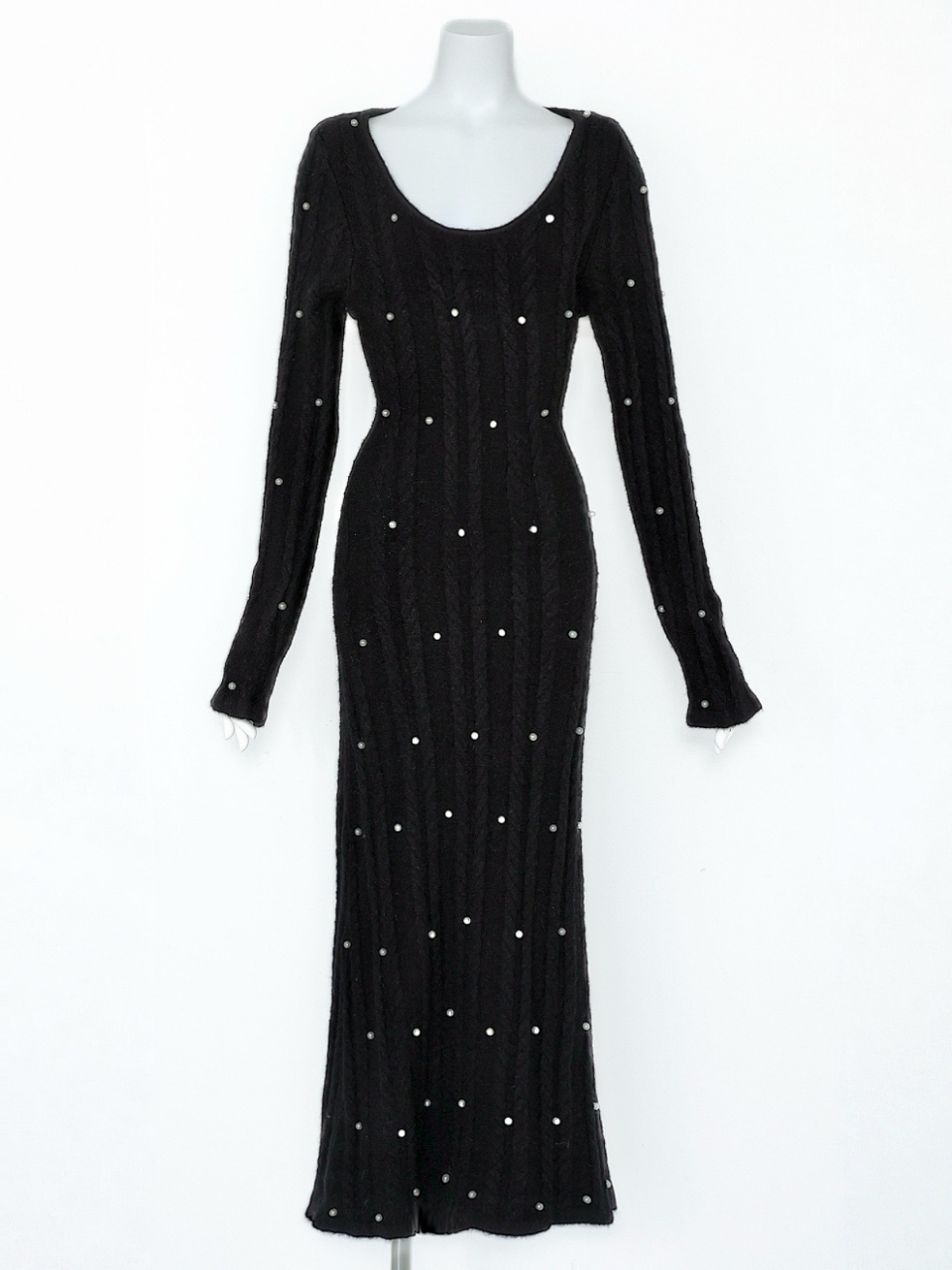 パールケーブルロングニットワンピースBLACK スタイリングイメージ1