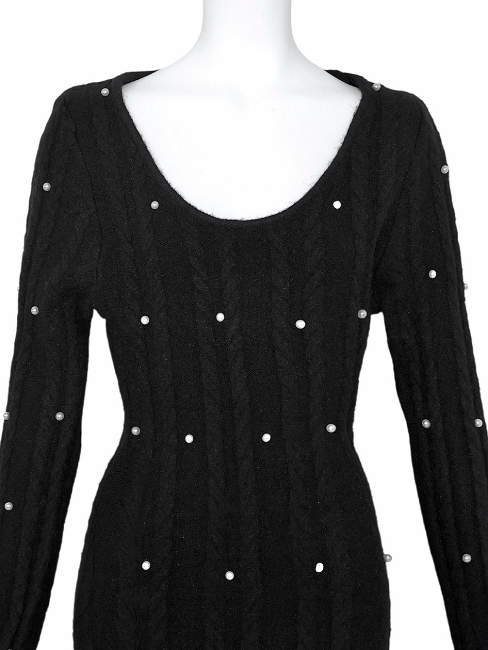 パールケーブルロングニットワンピースBLACK スタイリングイメージ3