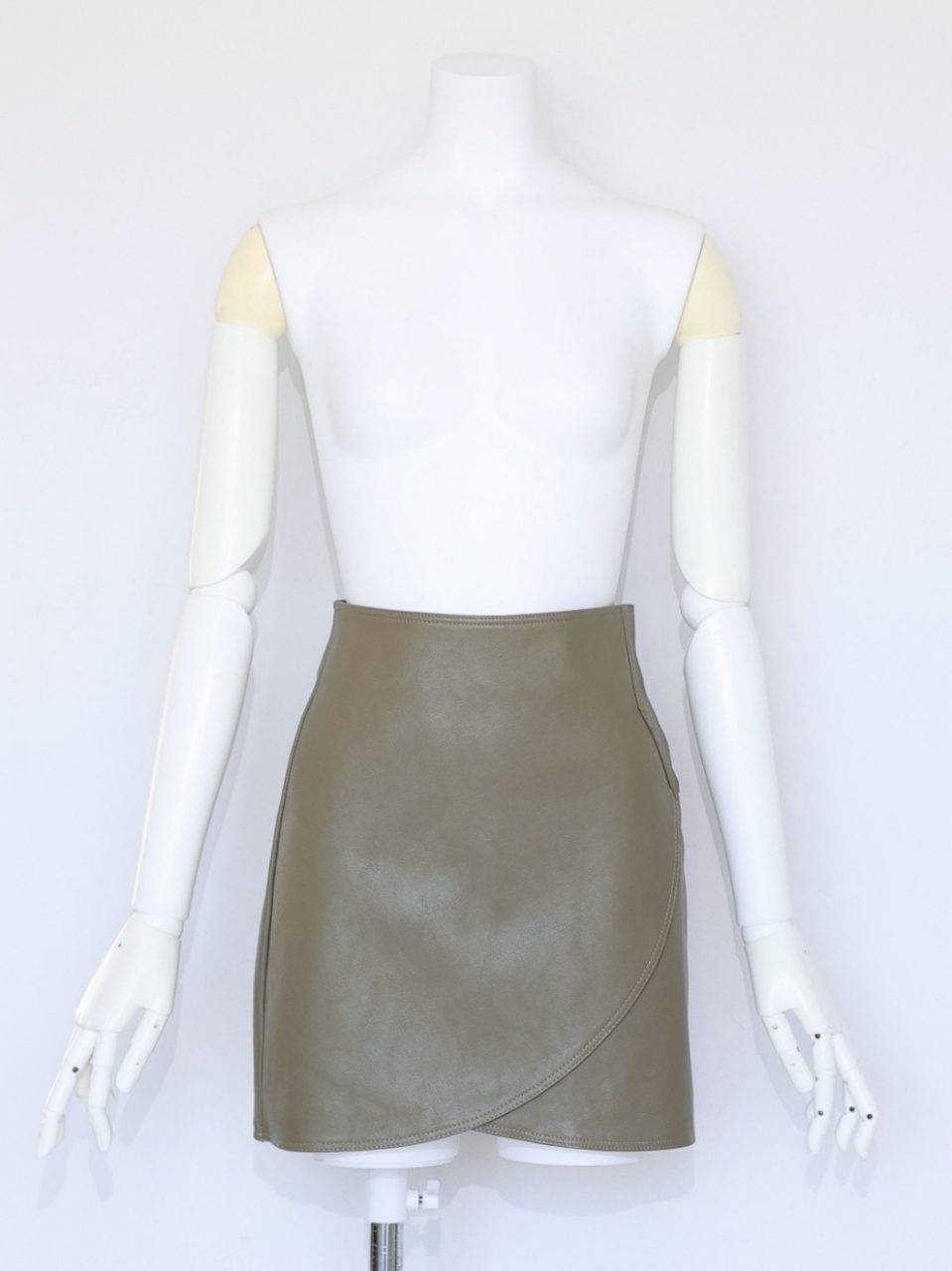 スモーキーグリーンレザースカート スタイリングイメージ1