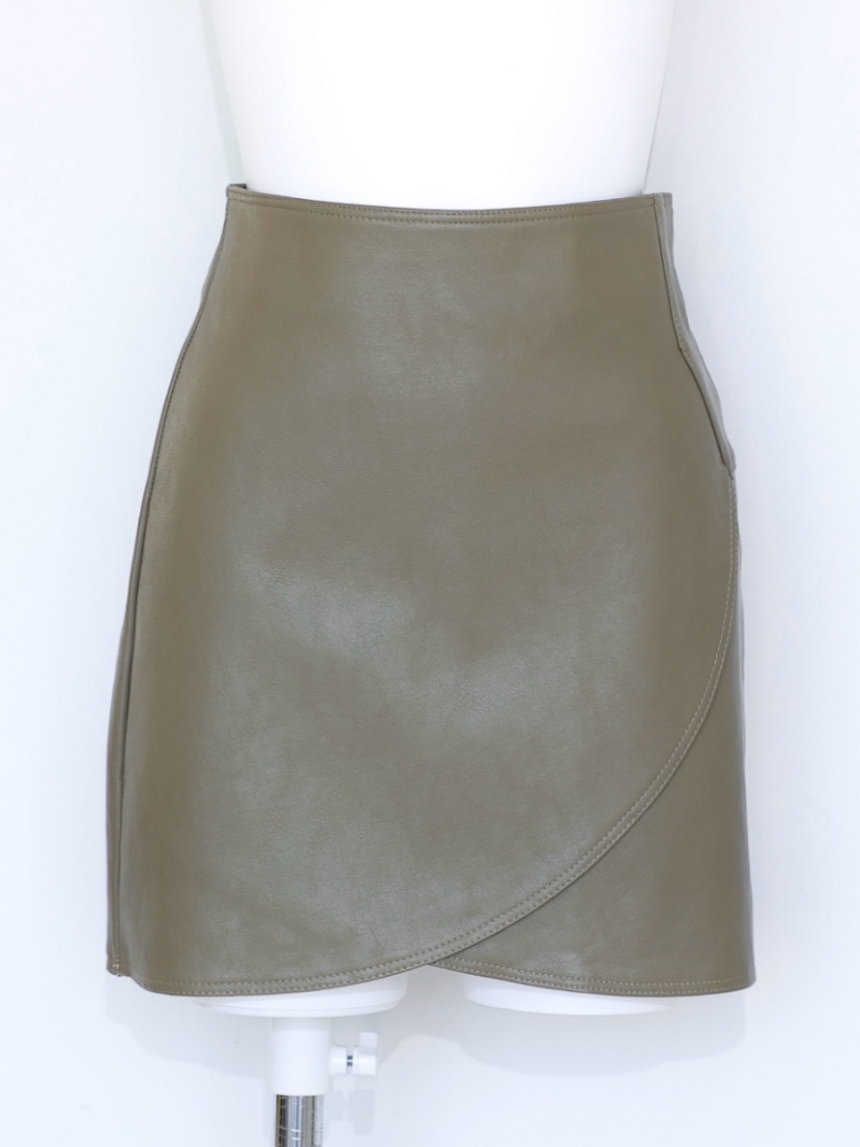 スモーキーグリーンレザースカート スタイリングイメージ2