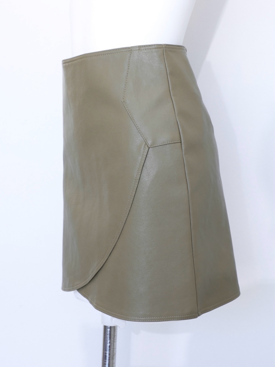 スモーキーグリーンレザースカート スタイリングイメージ3