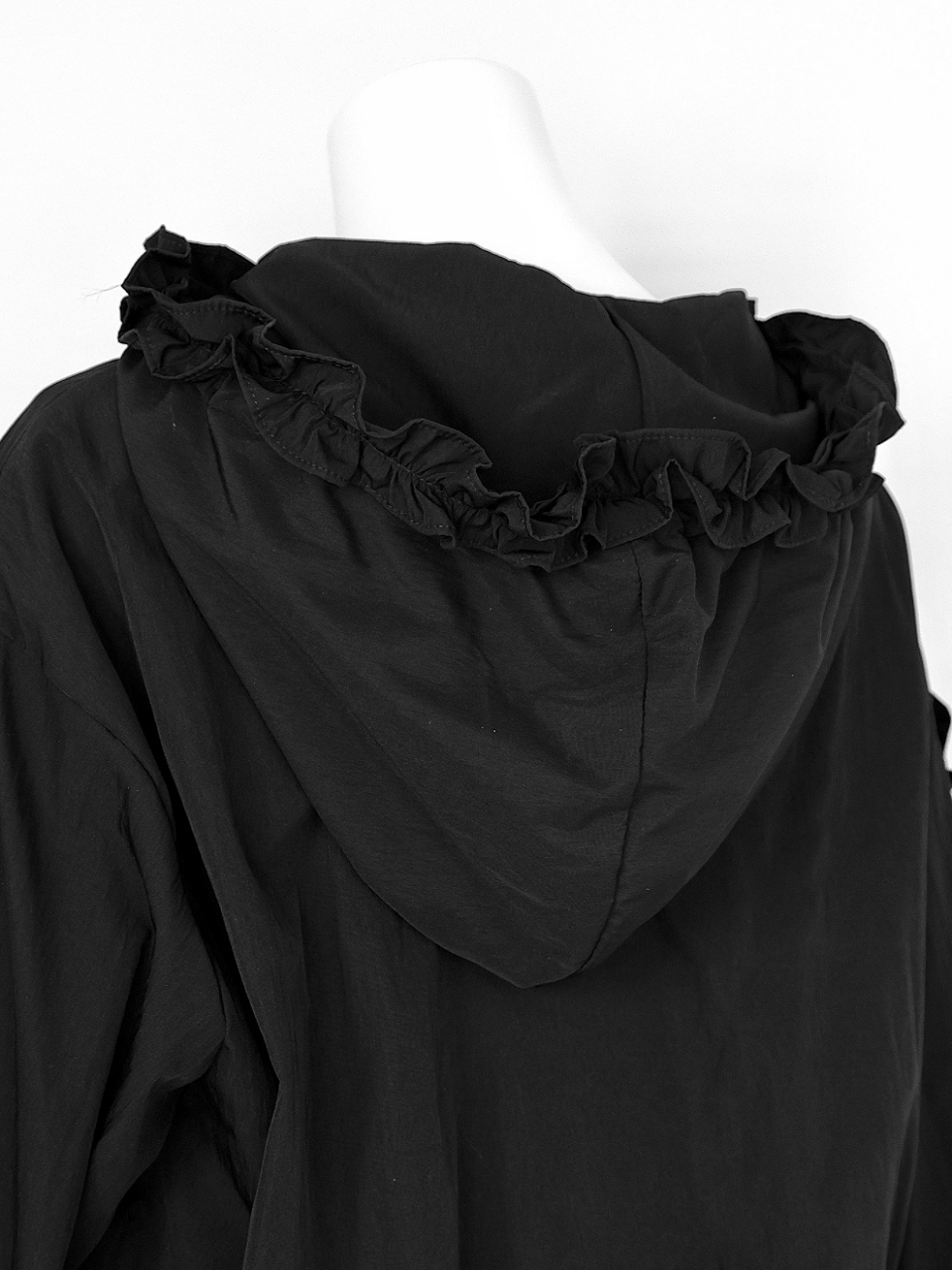 クララフリルシャカシャカパーカーBLACK スタイリングイメージ6