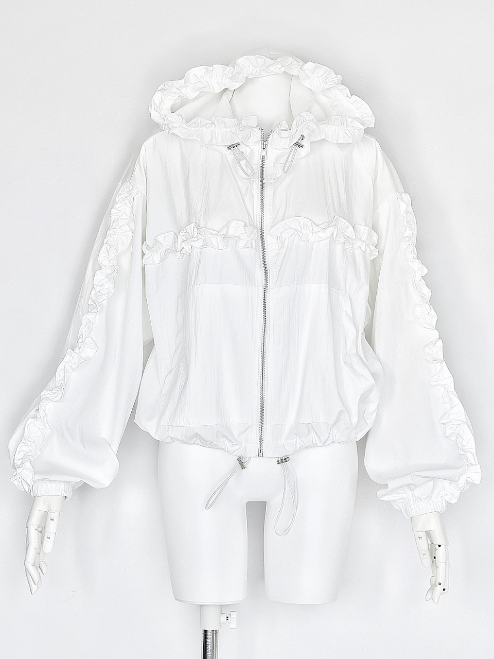 クララフリルシャカシャカパーカーWHITE スタイリングイメージ1
