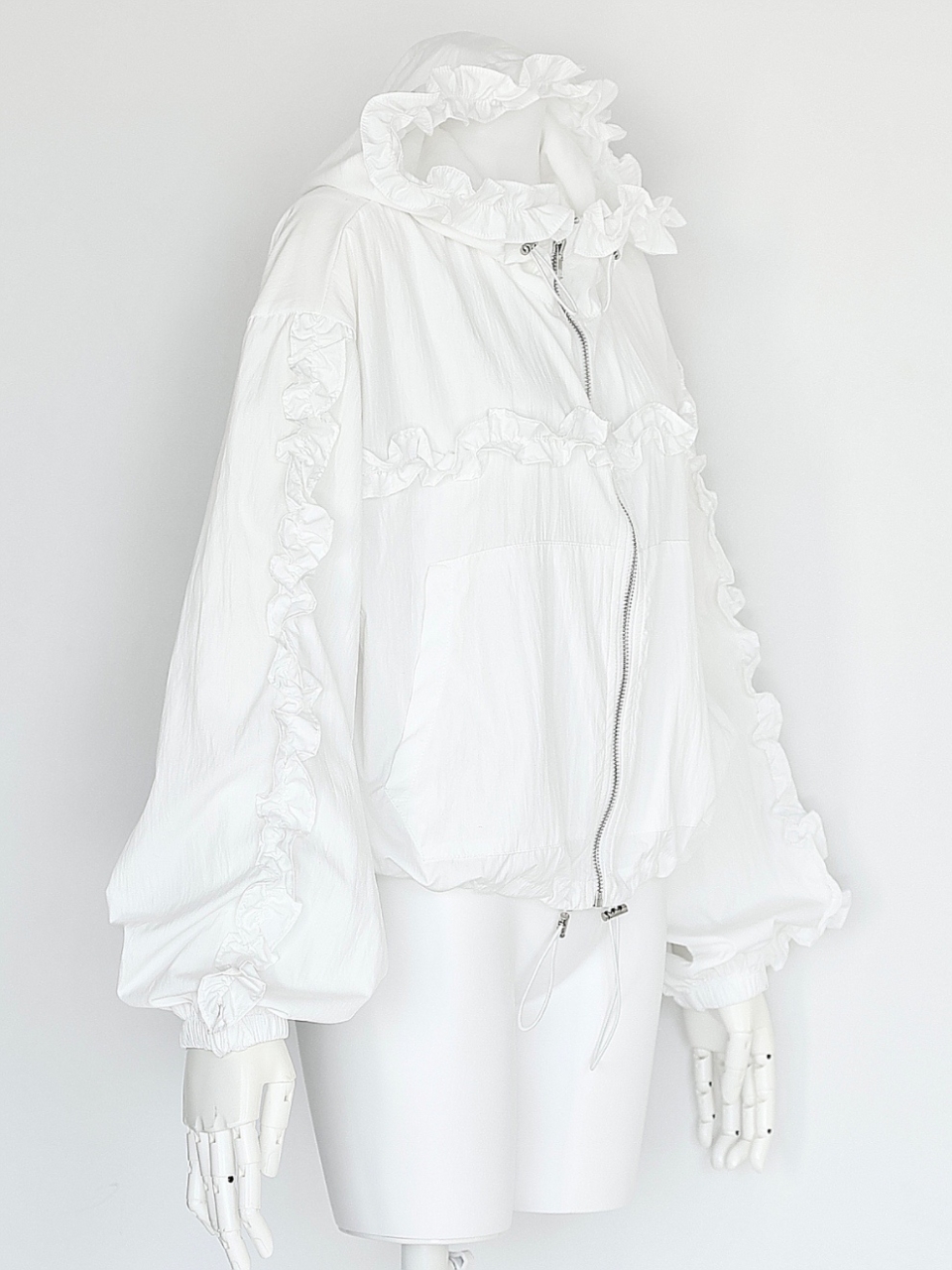 クララフリルシャカシャカパーカーWHITE スタイリングイメージ2
