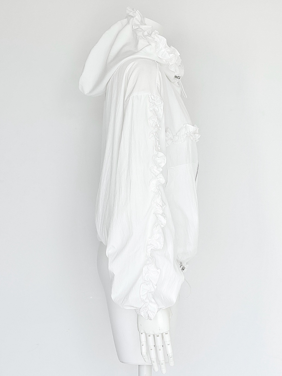 クララフリルシャカシャカパーカーWHITE スタイリングイメージ3