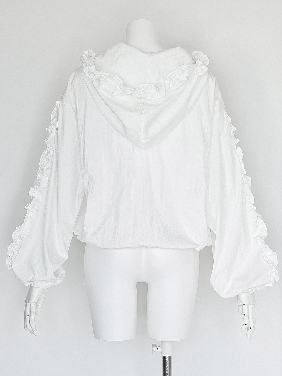 クララフリルシャカシャカパーカーWHITE スタイリングイメージ4