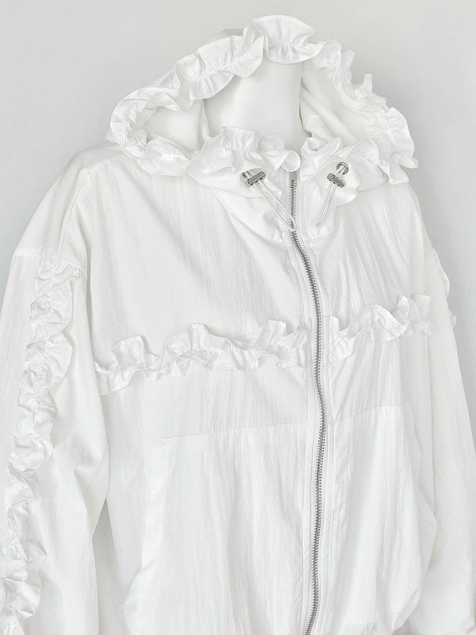 クララフリルシャカシャカパーカーWHITE スタイリングイメージ5