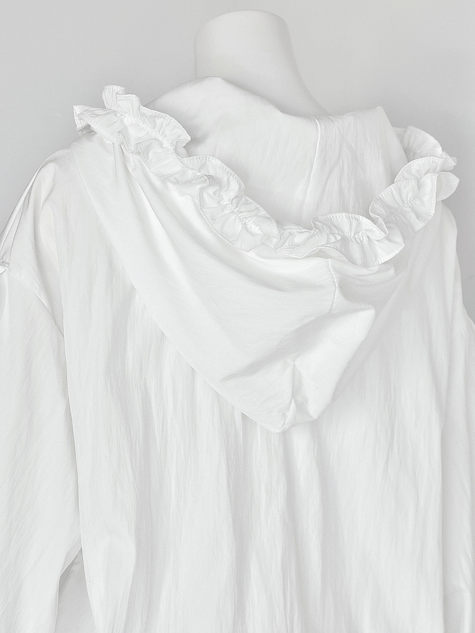 クララフリルシャカシャカパーカーWHITE スタイリングイメージ6