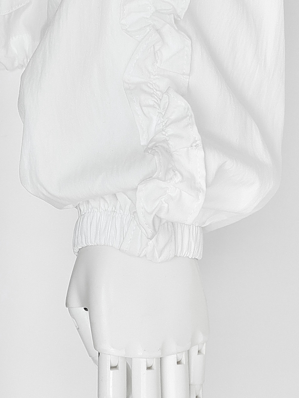 クララフリルシャカシャカパーカーWHITE スタイリングイメージ8