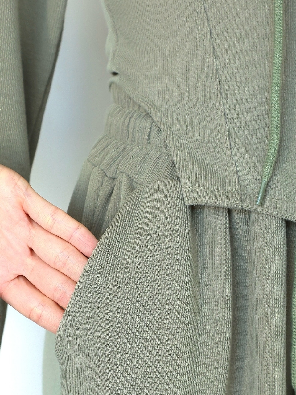 セクシーカーヴィースウェットKHAKI スタイリングイメージ8