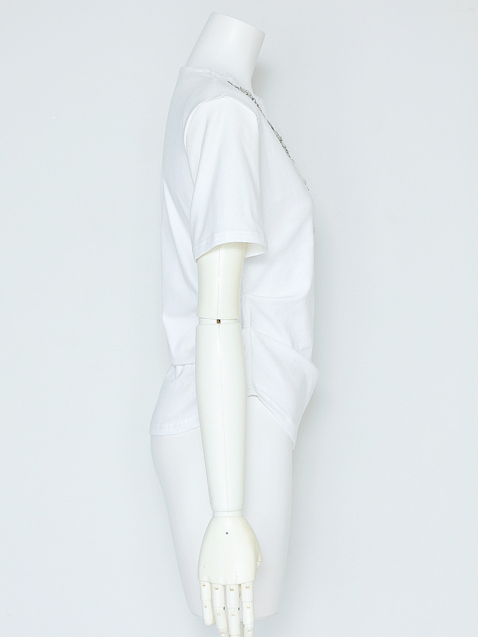 ジュエルネックカーヴィトップスWHITE スタイリングイメージ3