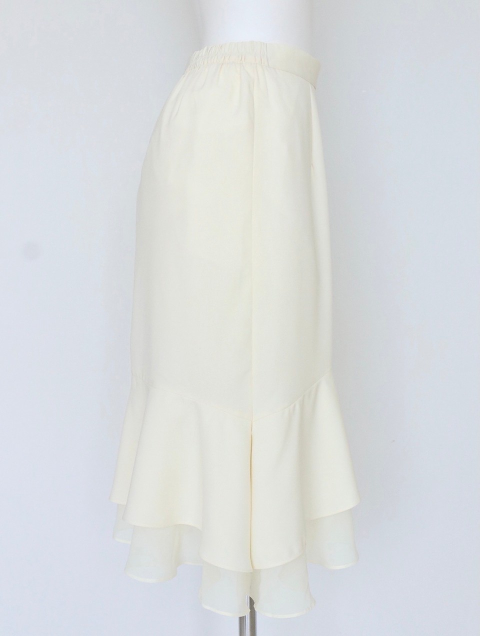 イレヘムマーメイドオフホワイトスカート スタイリングイメージ3
