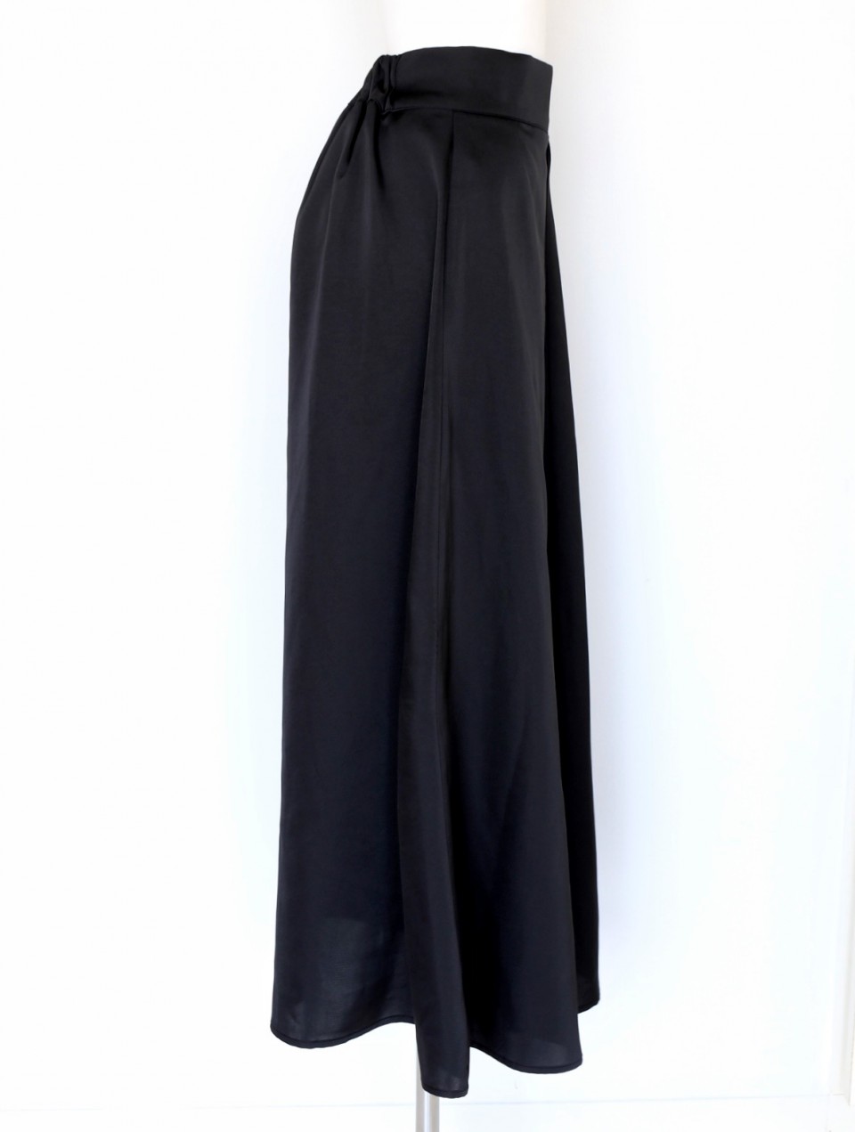 BLACKサテンロングスカート スタイリングイメージ3