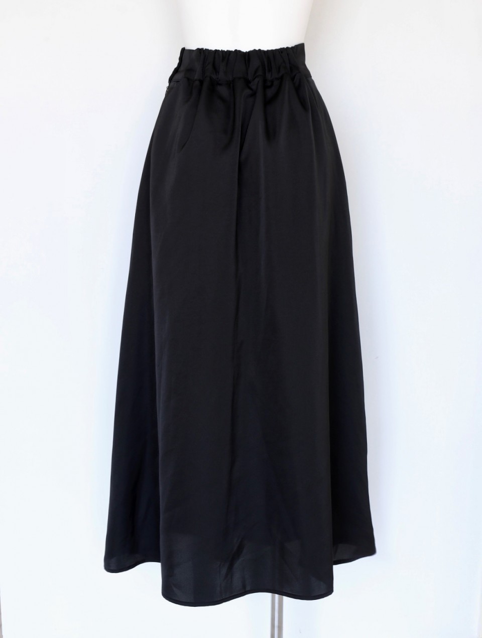 BLACKサテンロングスカート スタイリングイメージ4