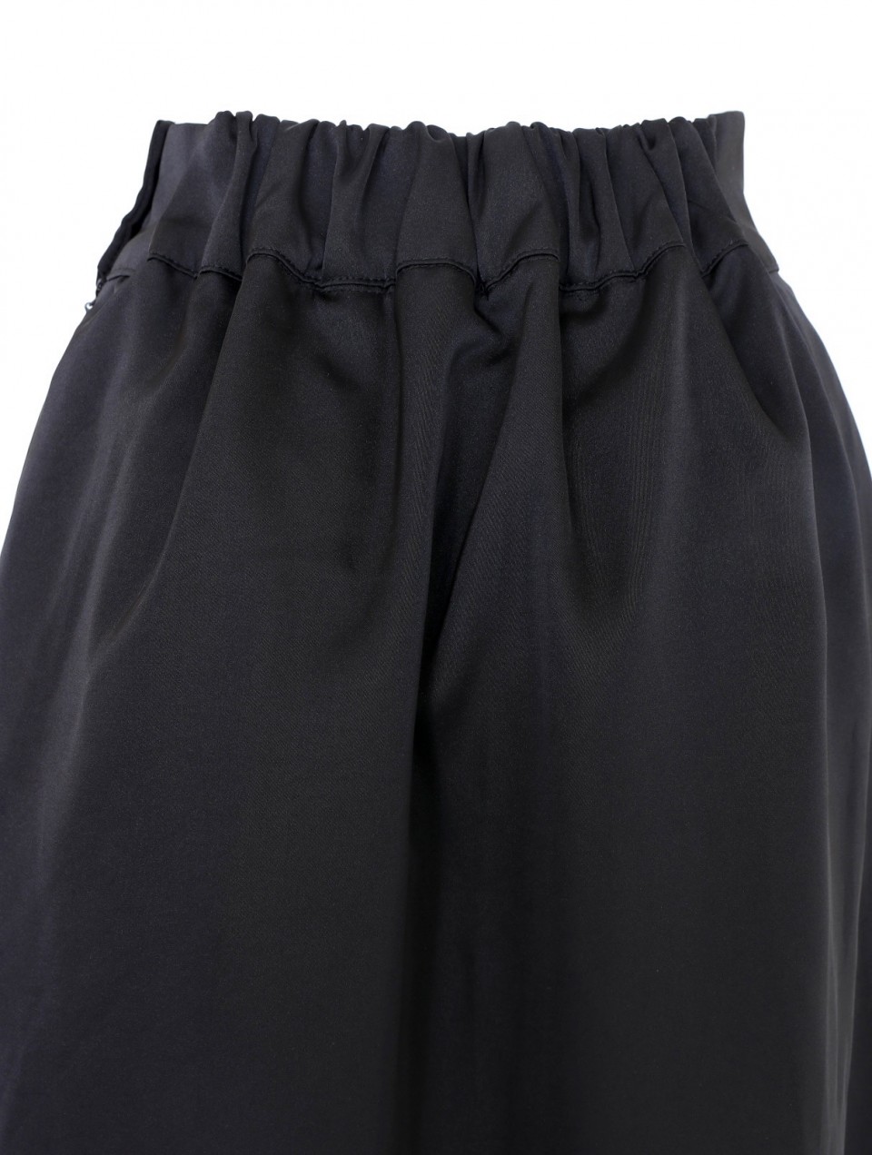 BLACKサテンロングスカート スタイリングイメージ5