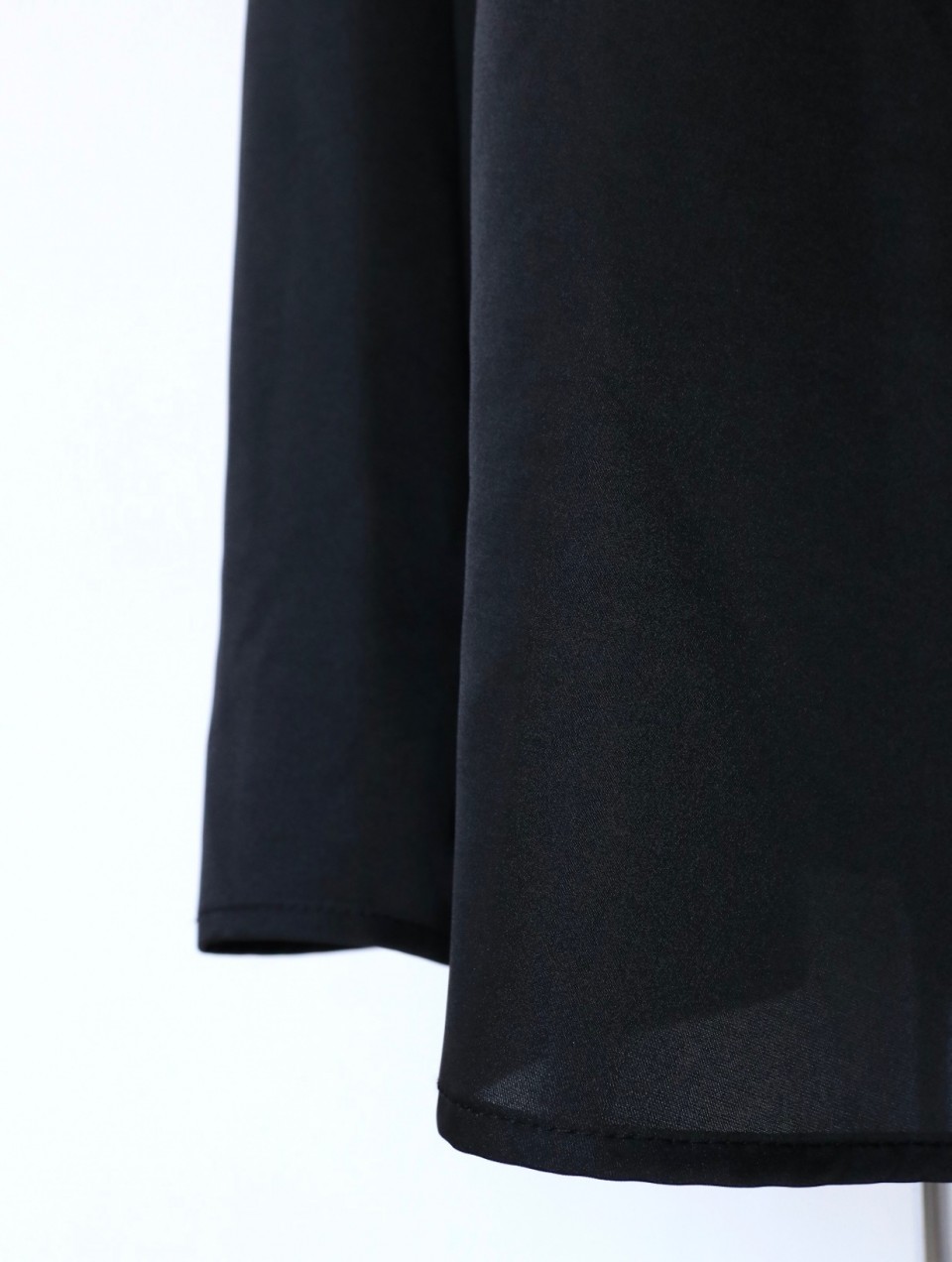 BLACKサテンロングスカート スタイリングイメージ7