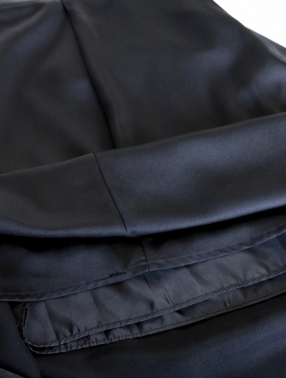 BLACKサテンロングスカート スタイリングイメージ8