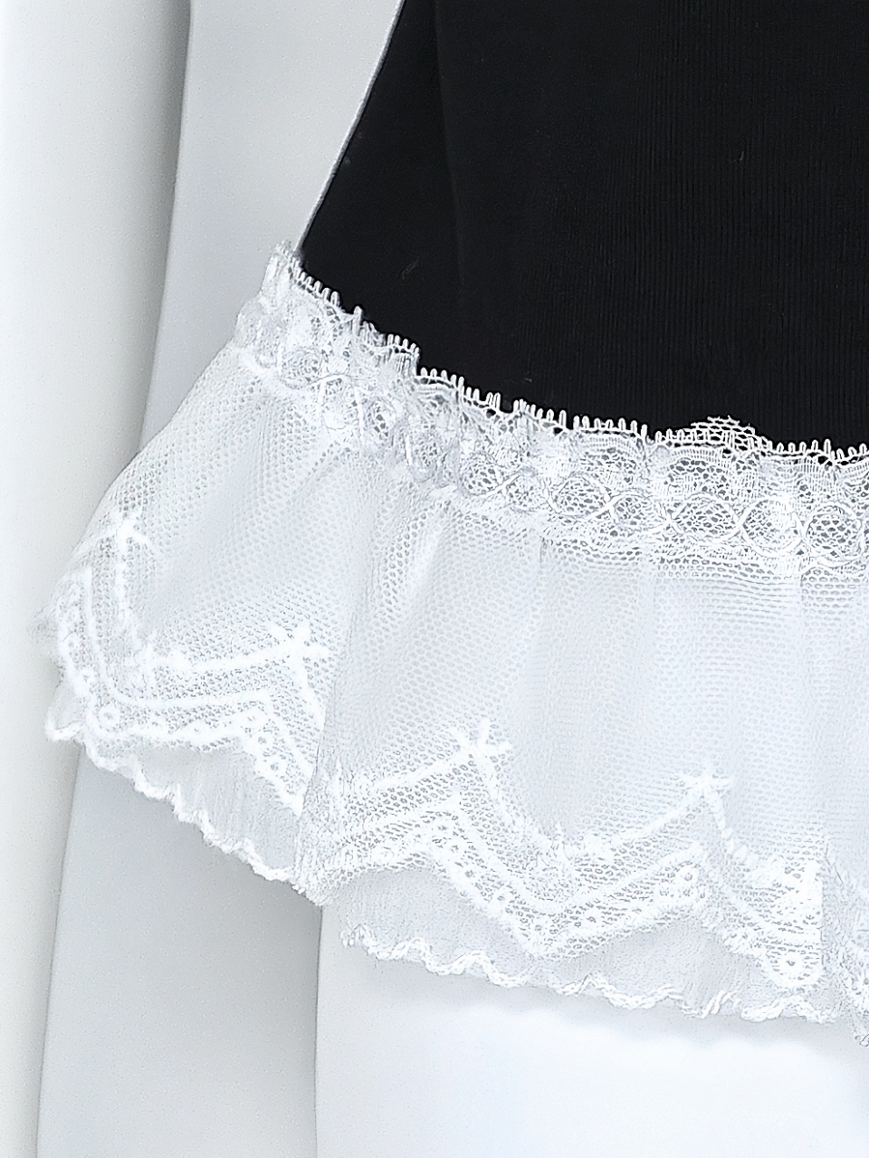 レースフリルシェイプTシャツBLACK スタイリングイメージ5