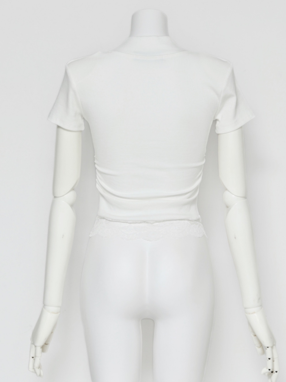レースフリルカーヴィVトップスWHITE スタイリングイメージ4