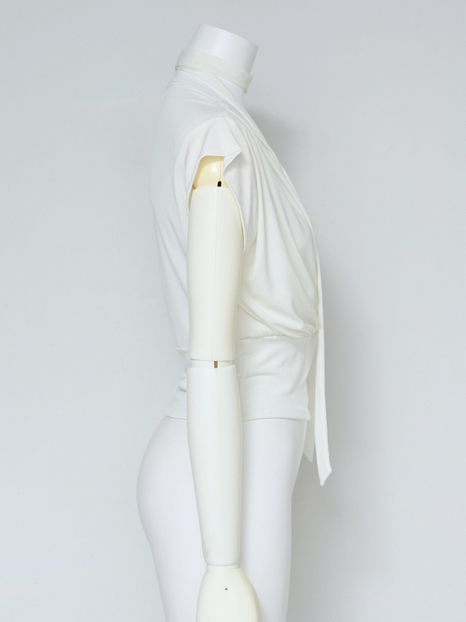 リッチドレープカットソーWHITE スタイリングイメージ3