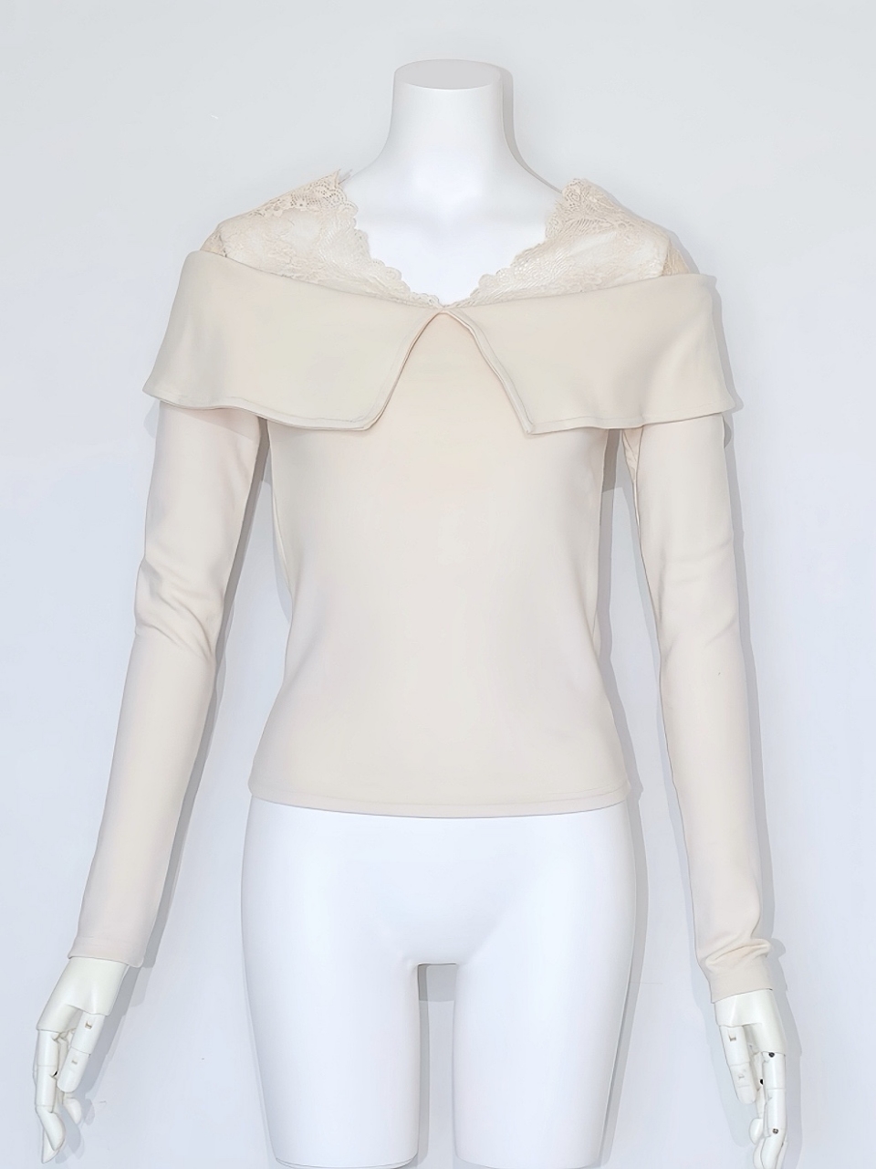 レースセーラーカラーオフショルトップスIVORY スタイリングイメージ1