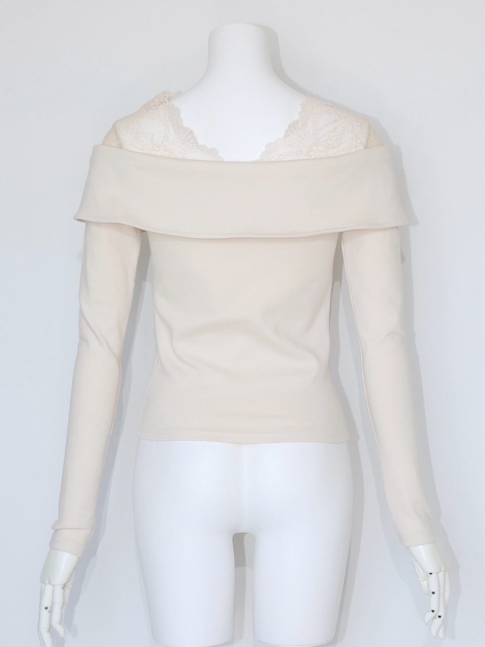 レースセーラーカラーオフショルトップスIVORY スタイリングイメージ4