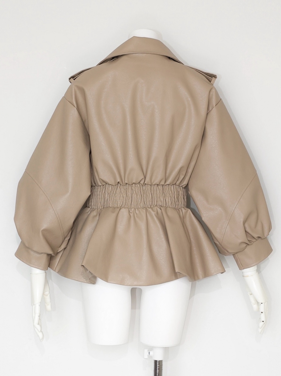フェイクレザーペプラムジャケットBEIGE スタイリングイメージ4