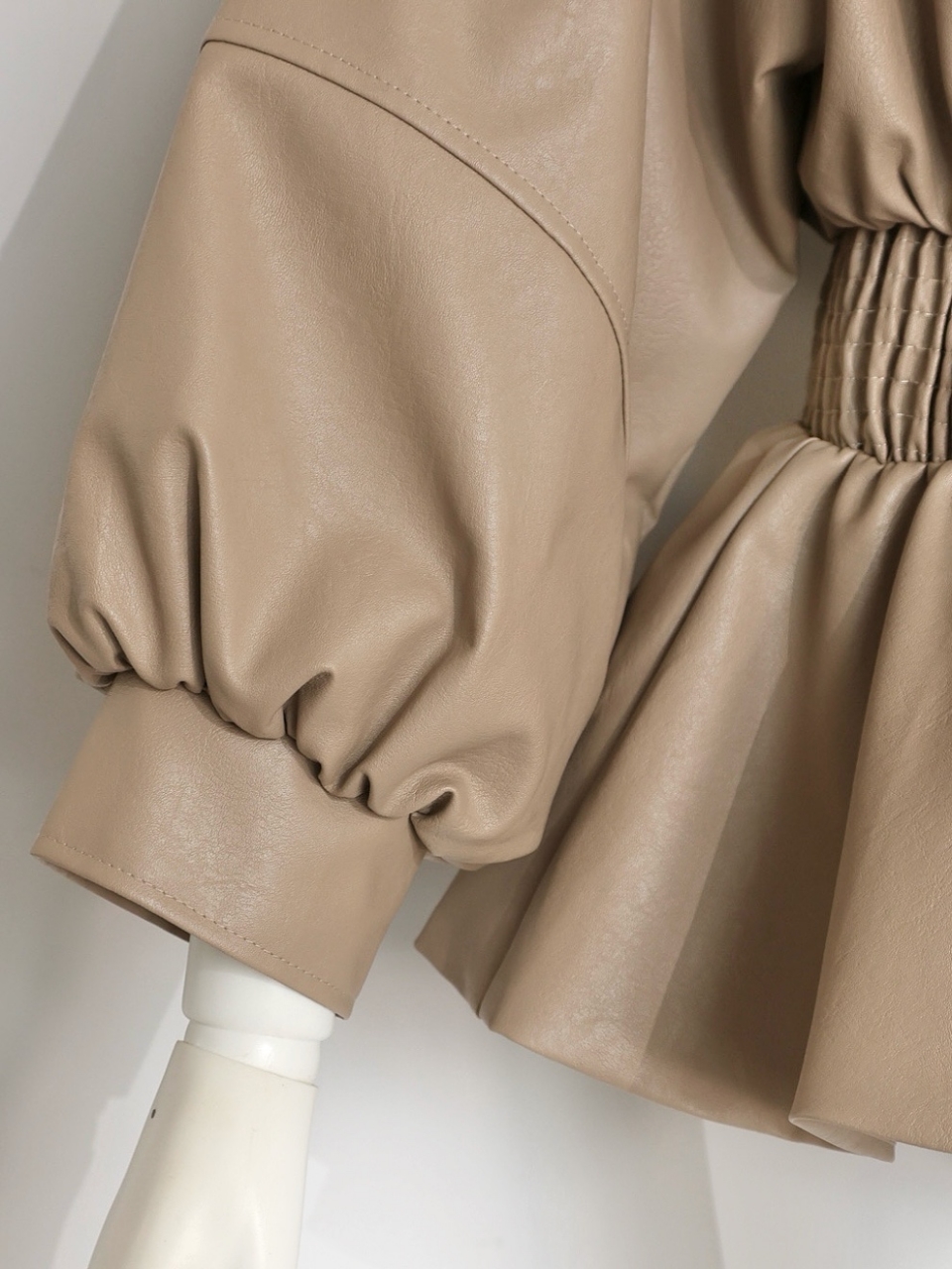 フェイクレザーペプラムジャケットBEIGE スタイリングイメージ7