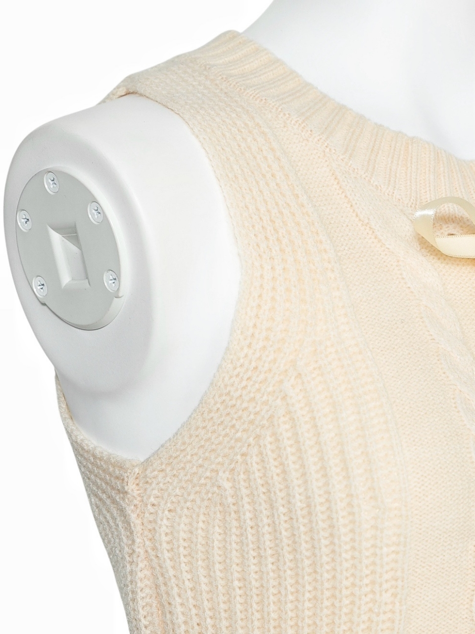 レースアップケーブルノースリニットIVORY スタイリングイメージ8