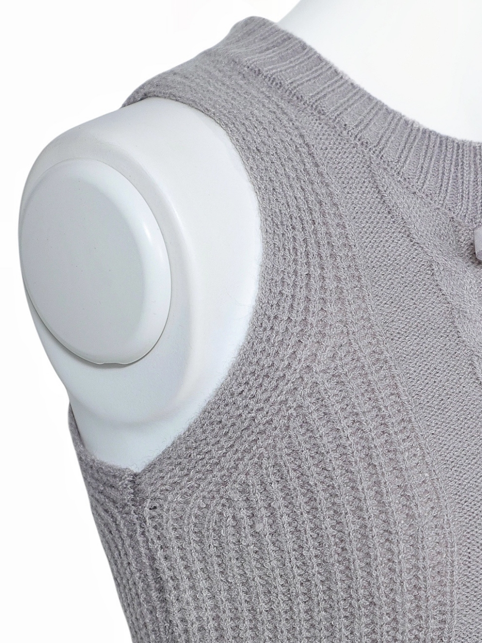 レースアップケーブルノースリニットGRAY スタイリングイメージ8