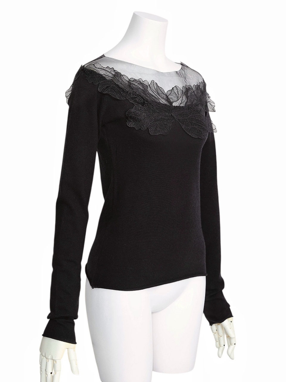 スワンリーフデコルテシアーニットBLACK スタイリングイメージ2