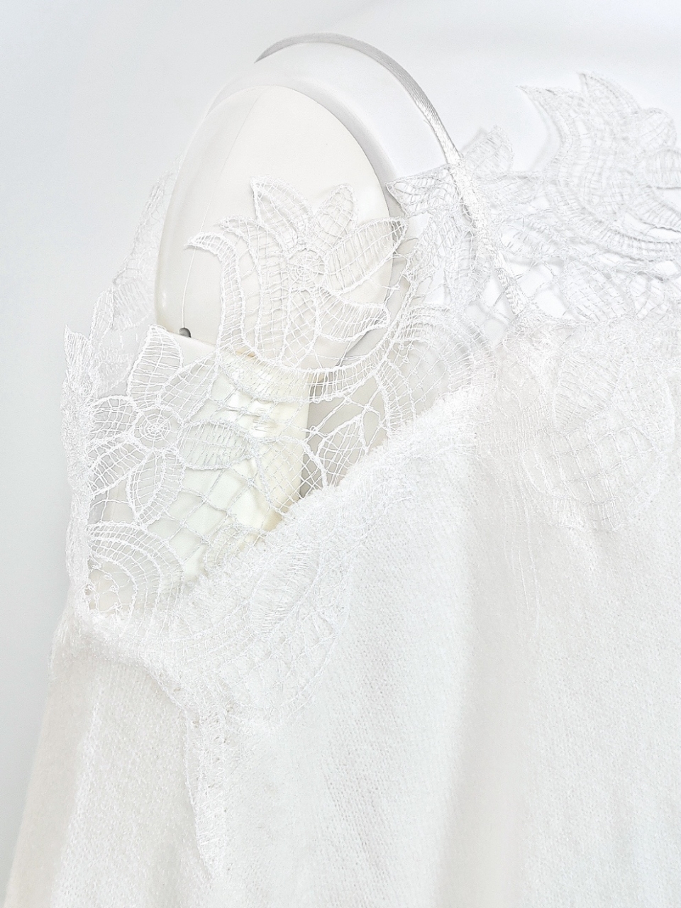 ☆再販予約 4日9時締切☆フローラルレースオーバーニットWHITE スタイリングイメージ6