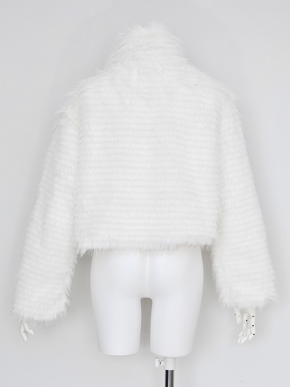 チェルシーフェイクファーショートコートWHITE スタイリングイメージ4