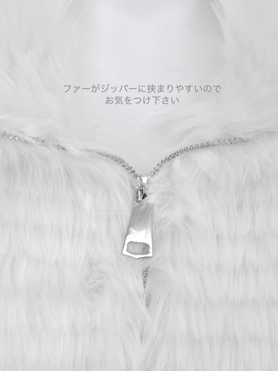 チェルシーフェイクファーショートコートWHITE スタイリングイメージ6
