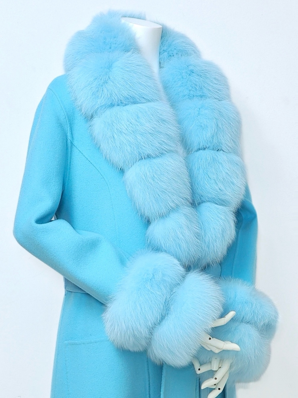 Blue Real Fox Furカシミアコート スタイリングイメージ5