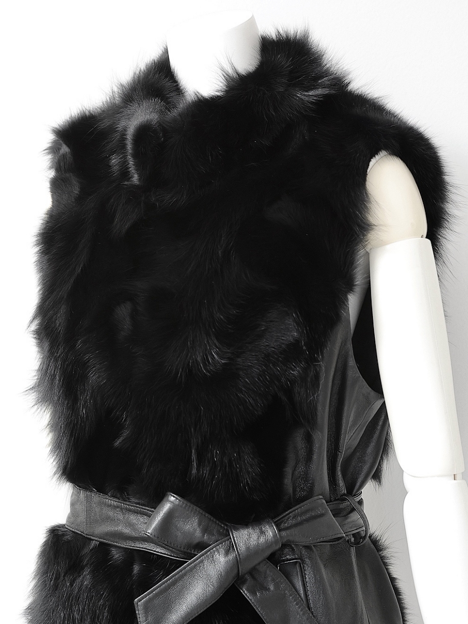 ☆再販予約31日23時迄☆Real  Fox Fur ベルト付き本革ジレ スタイリングイメージ5